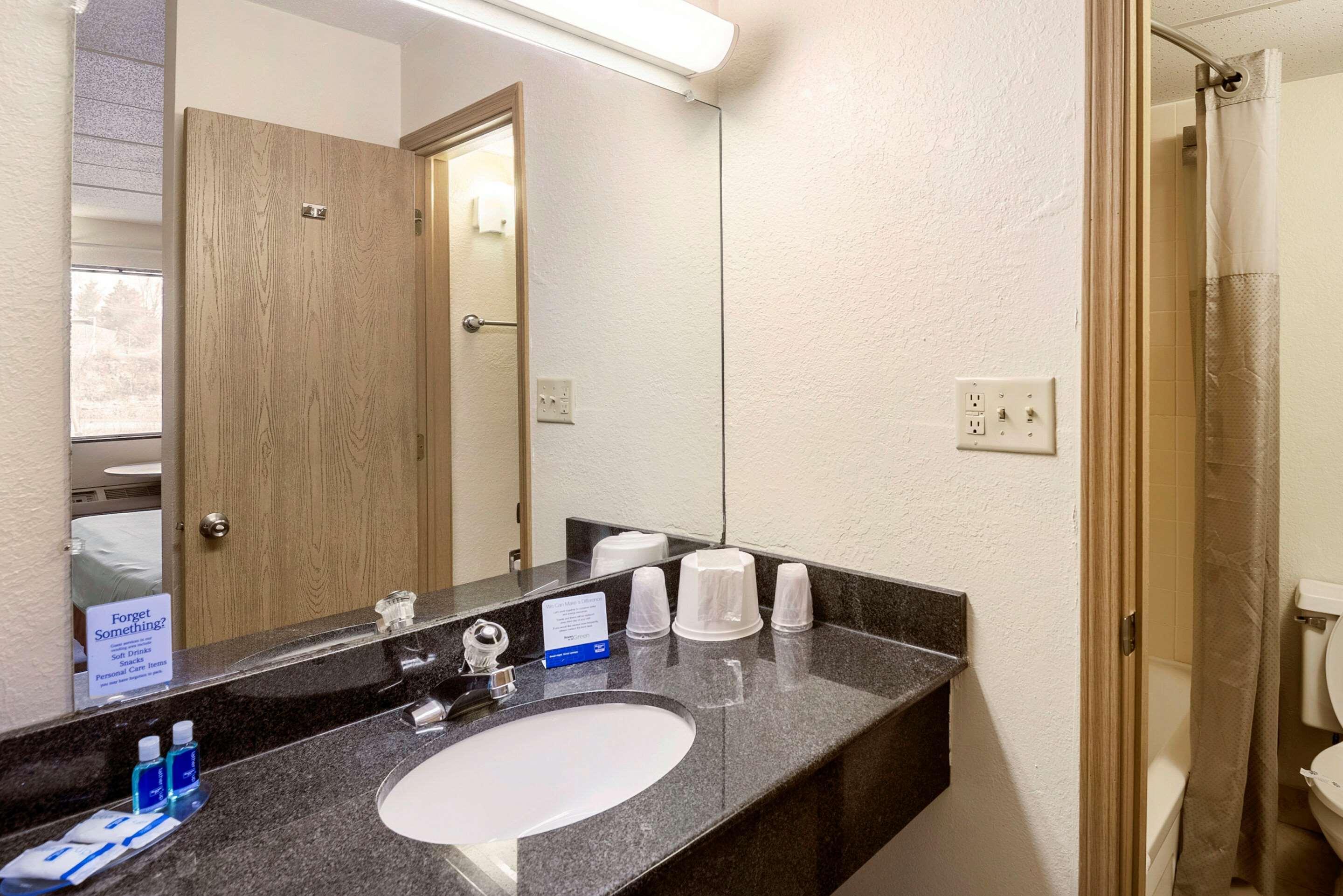 Rodeway Inn Dubuque Esterno foto