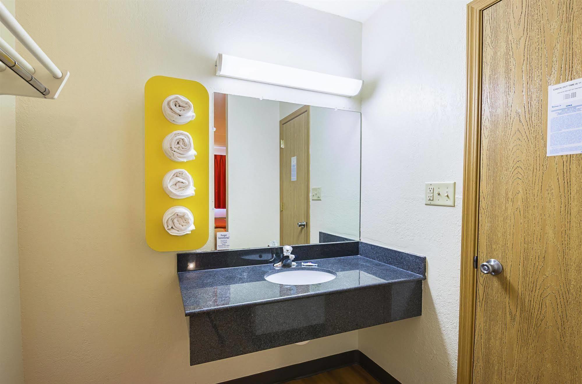 Rodeway Inn Dubuque Esterno foto